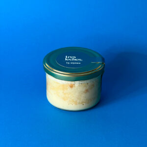 tarro de tiramisú marca mymos sobre fondo azul