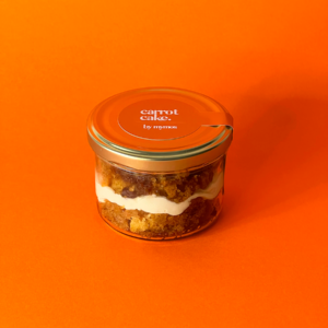 tarro de carrot cake marca mymos sobre fondo naranja