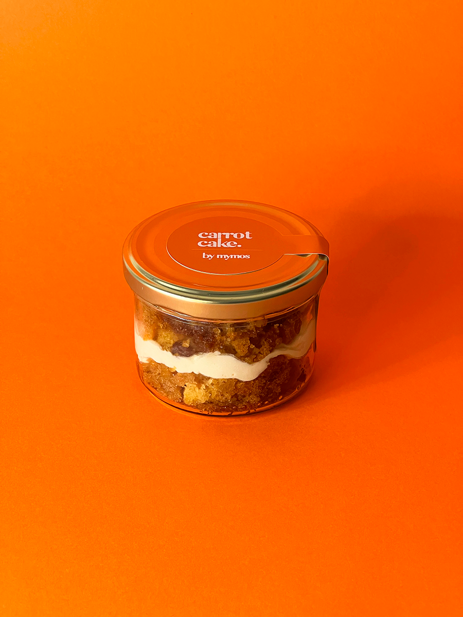 tarro de carrot cake marca mymos sobre fondo naranja