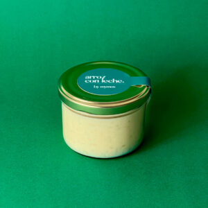tarro de arroz con leche marca mymos sobre fondo verde