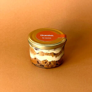 tarro de tiramisú marca mymos sobre fondo marrón