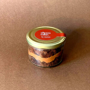 tarro de choco cake marca mymos sobre fondo marrón