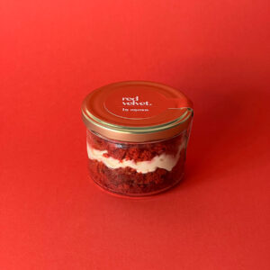 tarro de red velvet marca mymos sobre fondo rojo